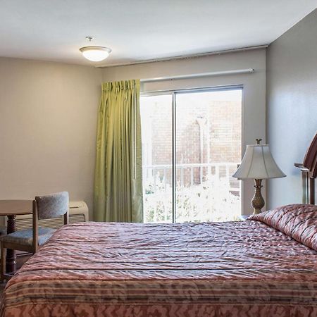 Econo Lodge Gorman Bagian luar foto