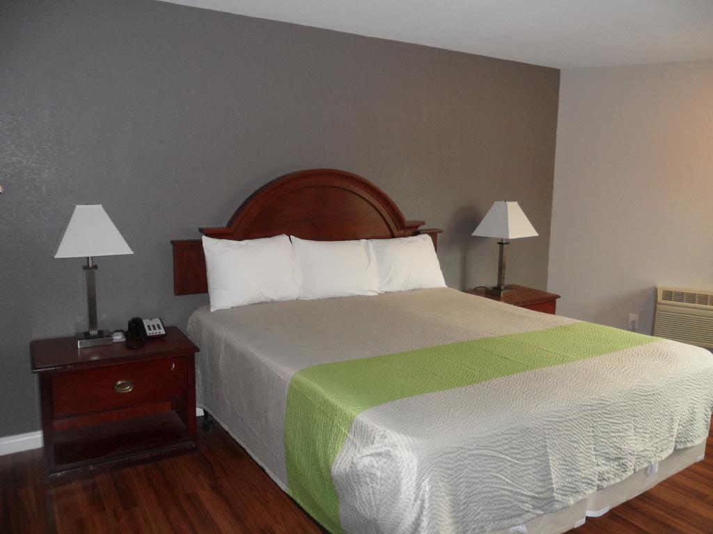 Econo Lodge Gorman Bagian luar foto