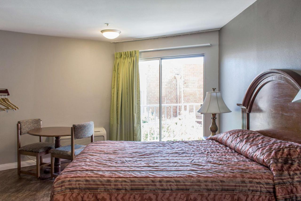 Econo Lodge Gorman Bagian luar foto