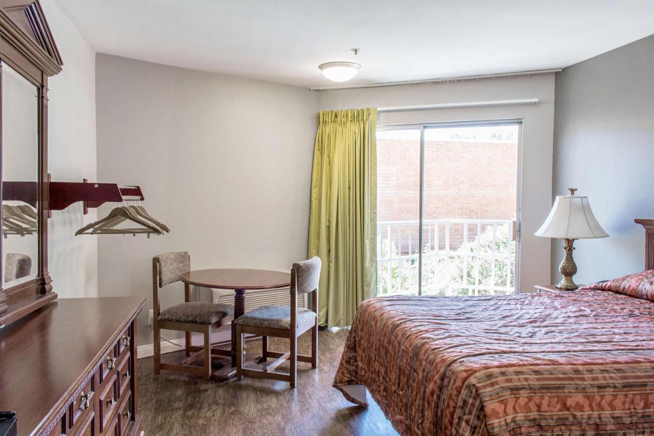 Econo Lodge Gorman Bagian luar foto