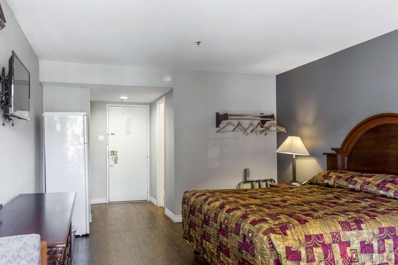Econo Lodge Gorman Bagian luar foto