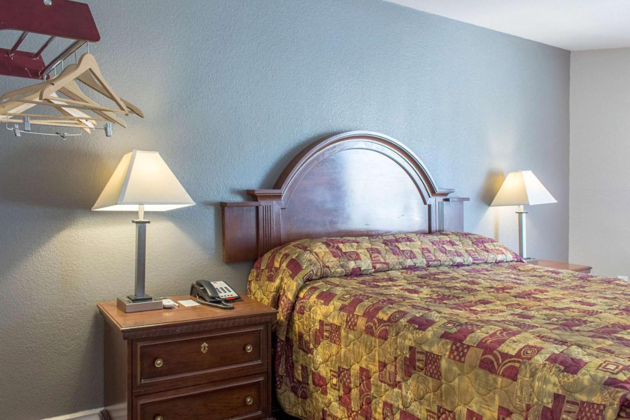 Econo Lodge Gorman Bagian luar foto