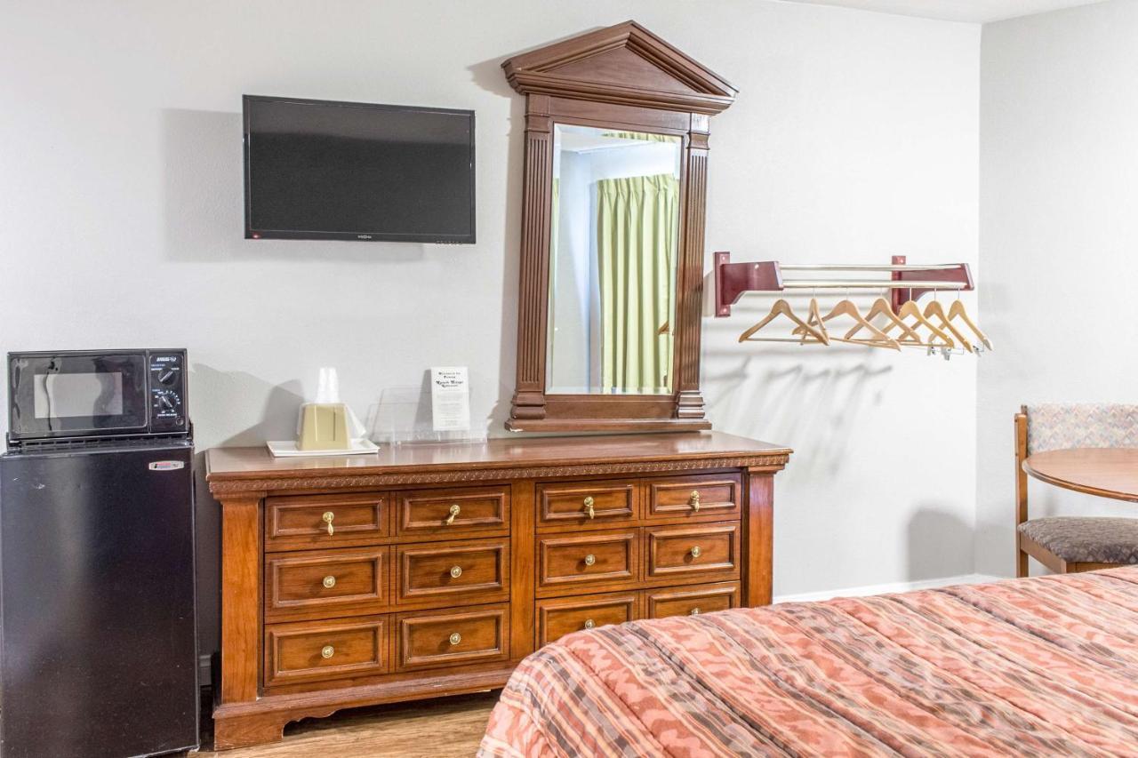 Econo Lodge Gorman Bagian luar foto
